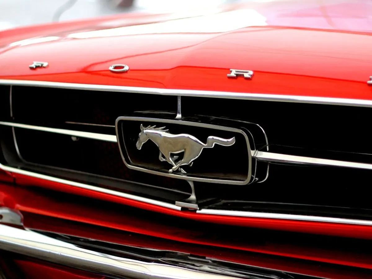 Sigla frontală şi grila radiatorului unui Ford Mustang clasic, azi maşină de cult - Foto: Pexels/Pixabay