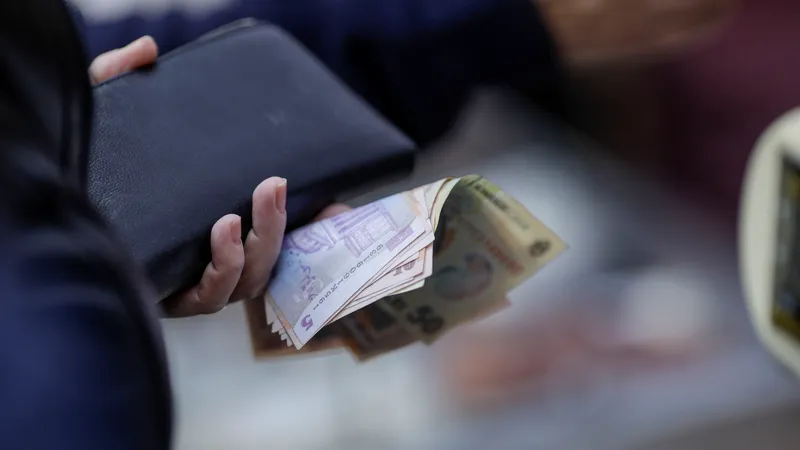 Anunț de la Poșta română pentru pensionari. Noi informații despre livrarea pensiei în aprilie - Foto: INQUAM PHOTOS / Octav Ganea
