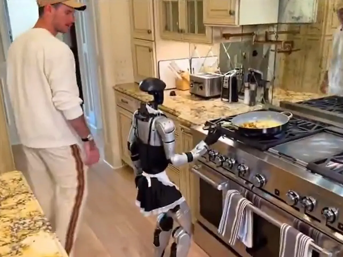 VIDEO Un robot umanoid de 80.000 $, pus să demonstreze că poate să gătească ca un chef. A distrus bucătăria!