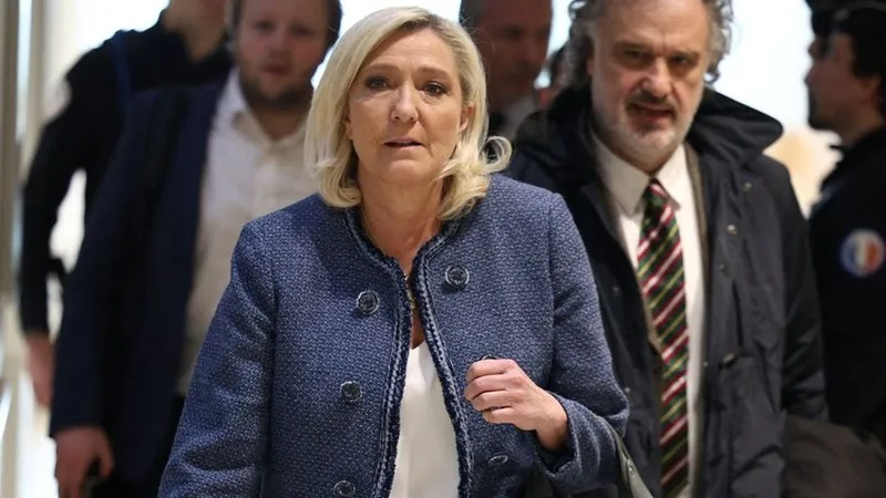 Președintele grupului parlamentar al partidului francez de extremă dreapta, Rassemblement National (RN), Marine Le Pen, și avocatul ei, Rodolphe Bosselut, sosesc la tribunalul din Paris, pentru verdictul procesului - Foto: Profimedia Images