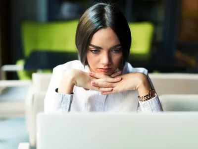 Angajată cu laptop - Foto: freepik (rol ilustrativ)