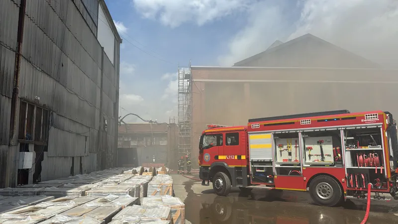Incendiu masiv în București. Arde o hală din Sectorul 3. Intervin 10 mașini de pompieri - Foto: ISU-B-If (rol ilustrativ)
