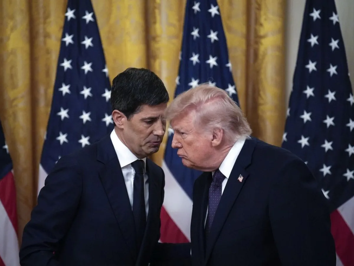 Kevin Warsh, noul şef al Rezervei Federale, discutând cu Donald Trump, la depunerea Jurământului - Foto: Profimedia Images
