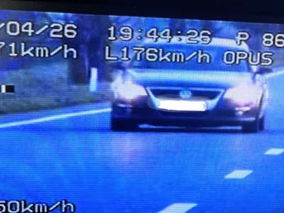 VIDEO „Mi se ard cozonacii în cuptor”.  O şoferiţă a fost prinsă cu 176 de kilometri pe oră pe DN 38
