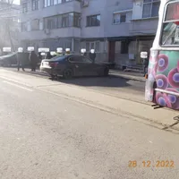 Cum justifică o șoferiță cu BMW că a blocat linia de tramvai: "Aveam programare la gene. Mă grăbeam" - FOTO: debraila.ro