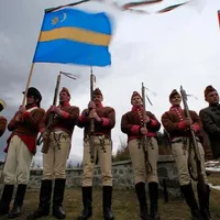Maghiari din Ţinutul Secuiesc cu steagul Ungariei şi cel al secuilor, pregătindu-se de celebrarea Zilei Maghiarilor