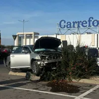 Accident incredibil, în parcarea unui supermarket din București. Două Toyota, făcute praf - Foto: Facebook/Info Trafic Bucuresti si Ilfov