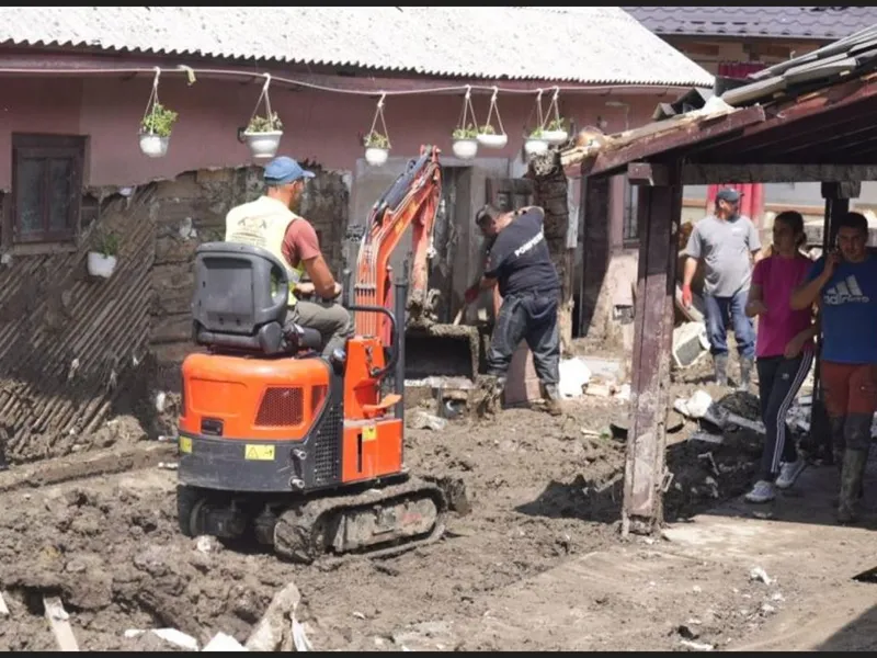 600 de gospodării inundate în Broșteni, Ostra și Stulpicani, eliberate de aluviuni - Foto: IGSU