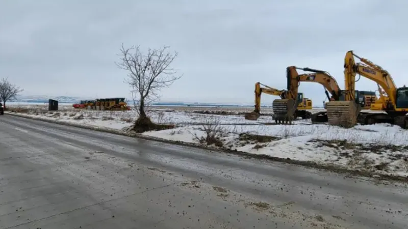 Desfășurare de forțe pe A7-A8: Au ajuns primele utilaje pentru construcția care va avea 12 pasaje - Foto: Ziarul de Iași