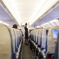 O femeie a făcut scandal monstru într-un avion și a luat la bătaie stewardesele. Au legat-o de scaun - FOTO: Profimedia
