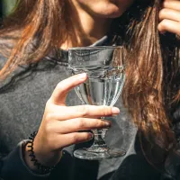 12 tineri turişti au băut alcool contrafăcut, pe bază de metanol, și 6 dintre ei au murit - Foto: freepik.com - Imagine cu rol ilustrativ