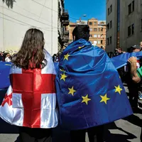 PROIECT DE LEGE CONTROVERSAT  La sfârșitul anului trecut, sprijinul pentru aderarea la UE a fost de aproximativ 80% în rândul georgienilor. O lege care ar submina aceste aspirații a dus la proteste în capitala Tbilisi, în aprilie 2024.
