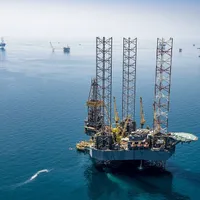 Platforme Aramco din câmpul gazeifer HSBH, la nord de Dhahran - Foto: Profimedia Images