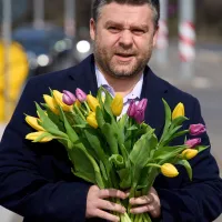 Primarul general Ciprian Ciucu, oferind flori jurnalistelor, de Ziua Femeii - Foto: Profimedia Images