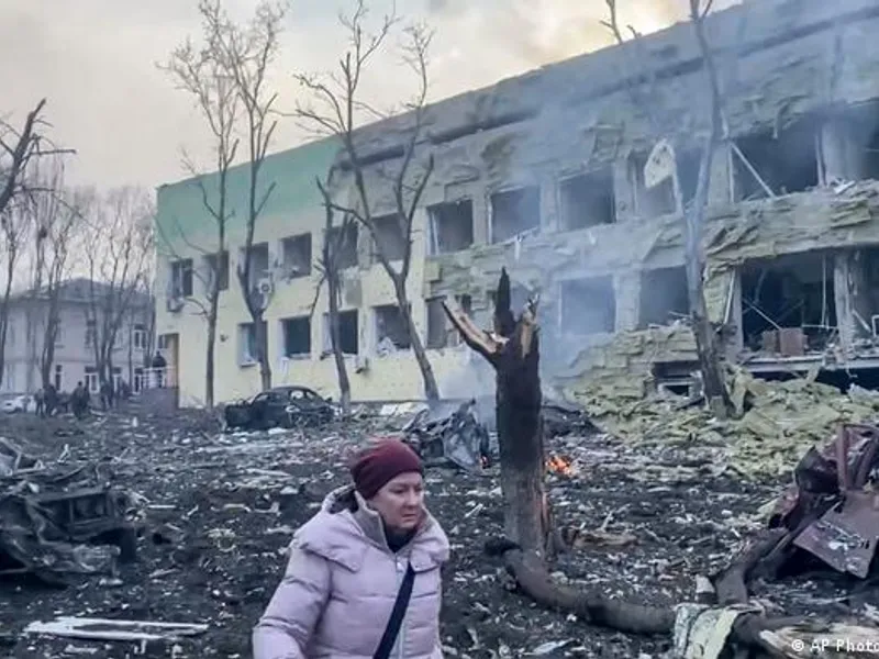 Serviciul de informaţii ucrainean acuză sâmbătă Rusia că a tras asupra un convoi în care erau evacuaţi femei şi copii din satul Peremoha, în regiunea Kiev, omorând şapte persoane, printre care şi un copil, relatează Reuters. / DW