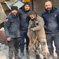 Supraviețuitor al seismelor îmbrățișează câinele care l-a salvat/Foto: Anadolu