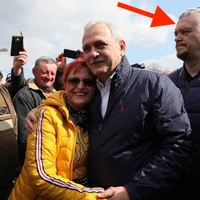 Dragnea și, în spate, îngerul lui păzitor/FOTO: Facebook.com