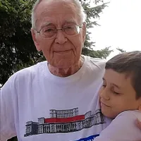 Mihai Șora a îmbrăcat un tricou cu mesajul „Fără penali în funcții publice”. Foto: Facebook/Luiza Șora