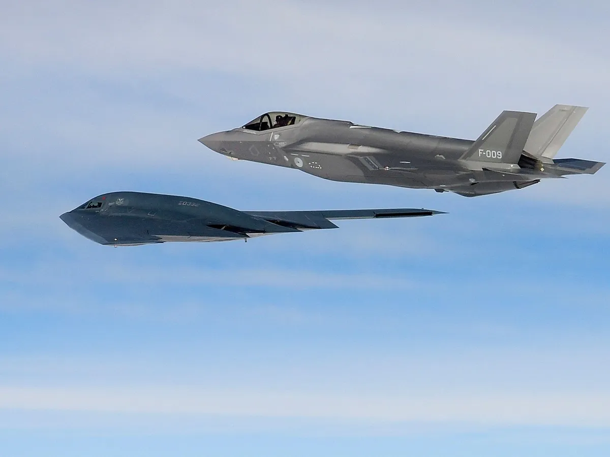 Bombardier strategic invizibil B-2A Spirit al Forțelor Aeriene ale SUA zboară în formație cu un avion de vânătoare invizibil F-35A - Foto: Profimedia Images (imagine cu  rol ilustrativ)