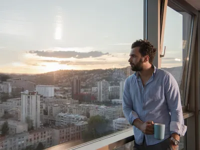 Ce faci dacă vecinul are centrală termică și coșul evacuează gaze spre geamul tău? Cum te protejezi - Foto: Freepik (Imagine cu rol ilustrativ)