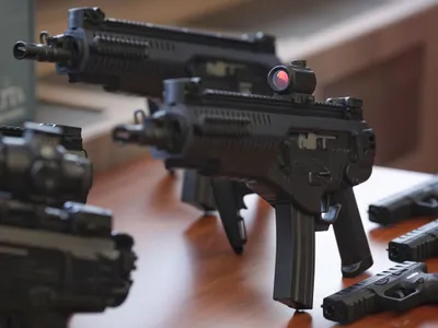 Imagini cu armament de la semnarea din 2019 a Memorandumului cu Bertta Holding, pentru UM Plopeni - Foto: INQUAM PHOTOS/Octav Ganea