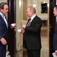 Oliver Stone alături de Vladimir Putin/ Foto: news.ro