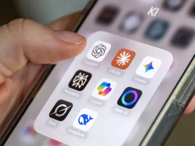 Mai multe aplicaţii AI se văd pe ecranul unui smartphone - Foto: Profimedia Images