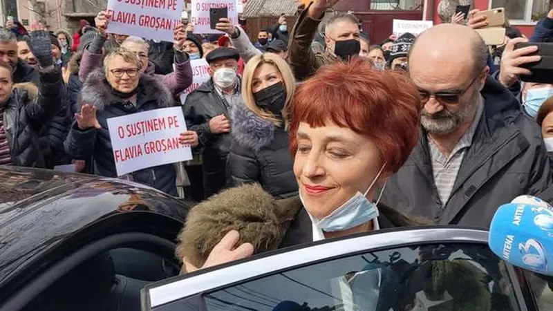 În ciuda mesajelor conspiraționiste, medicul Flavia Groșan a fost iertată de Colegiul Medicilor Bihor. Imagine de la audierea de la CM Bihor, prezentată la RTV, una dintre televiziunile care au promovat mesajele doctoriței.