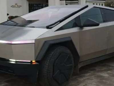 VIDEO Motivul pentru care un bulgar cu un vehicul Tesla Cybertruck n-a ajuns mai departe de Lugoj, după ce a intrat în România