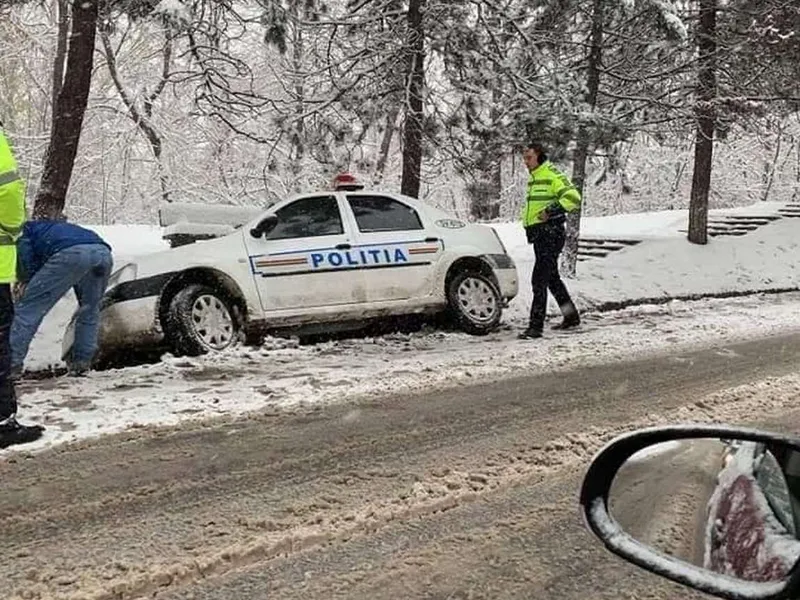 Iarna nu e ca vara. Un polițist nu a adaptat viteza la condițiile de drum, autospeciala în șanț - Foto: Facebook