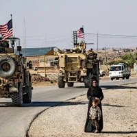 PREZENȚĂ Un convoi de vehicule blindate americane în patrulare la granița Siriei cu Turcia. Fenzel se teme că armata Ankarei ar putea acționa mai liber în absența trupelor americane.