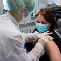 Vaccinarea anti-COVID-19 obligatorie pentru personalul medical, în Marea Britanie. Foto Inquam Photos/Costin Dincă