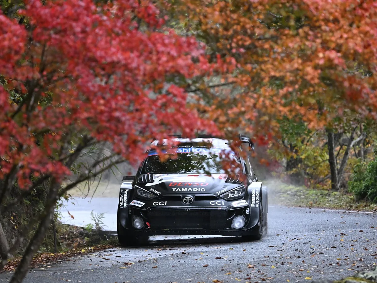 Raliu: Sebastien Ogier câştigă în Japonia şi se apropie la 3 puncte de Elfyn Evans în clasamentul general