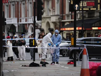 Criminaliștii strâng probe de la locul accidentului, după ce un bărbat a lovit cu mașina patru oameni care se aflau pe trotuar, în Londra Foto: profimediimages.ro