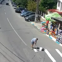 Un afacerist a găsit o metodă inedită de a-și spori vânzările - Foto: Captura YouTube/ focuspress