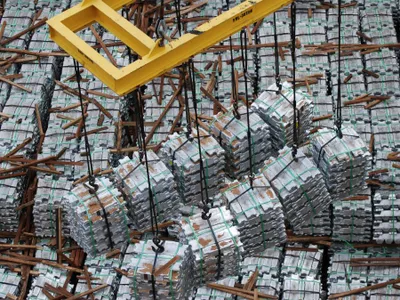 România câştigă puţin, cu o industrie subdezvoltată, ce produce materii prime şi materiale - Foto: Flickr/JAXPORT
