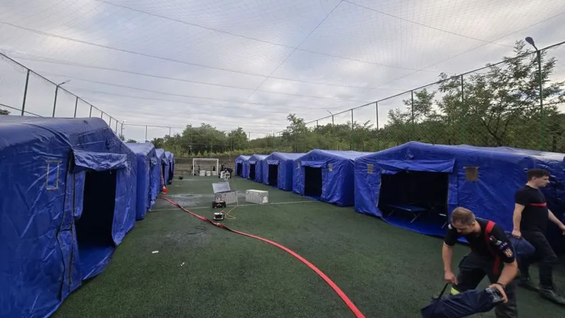 VIDEO Un teren de fotbal devine tabără pentru sinistraţii din judeţele Galaţi şi Vaslui - Foto: ISU Iaşi