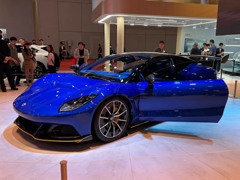 Cum arată rivalul chinezesc pentru Porsche 911? E 100% electric și știe să facă „crab walk” - Foto: Facebook / Autocar
