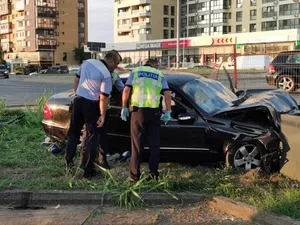 Accident mortal în Constanța: Un Mercedes a sărit din giratoriu și s-a înfipt într-un stâlp. / Foto: SAJ Constanța