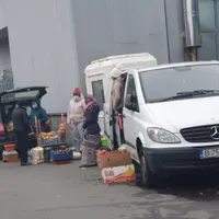 Vânzătorii au preferat să stea cu marfa pe stradă în loc să intre în corturi Foto: NWR