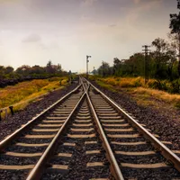 Un tren de călători a lovit un autoturism la trecerea de cale ferată. 200 persoane se aflau la bord - Foto: Profiemdia Images (imagine rol ilustrativ)