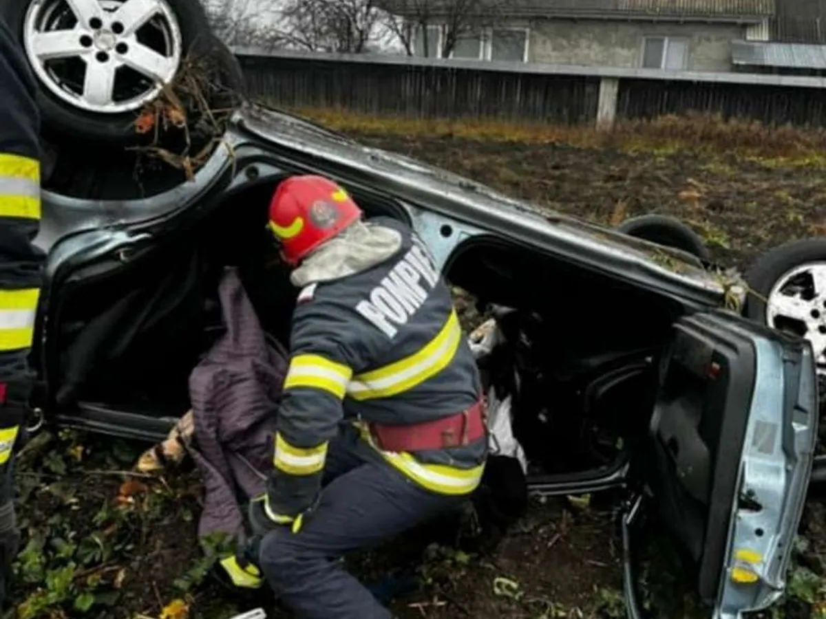 O mașină furată, descoperită răsturnată pe un câmp din Neamț, cu doi bărbați morți înăuntru. / Foto: Info Trafic 24