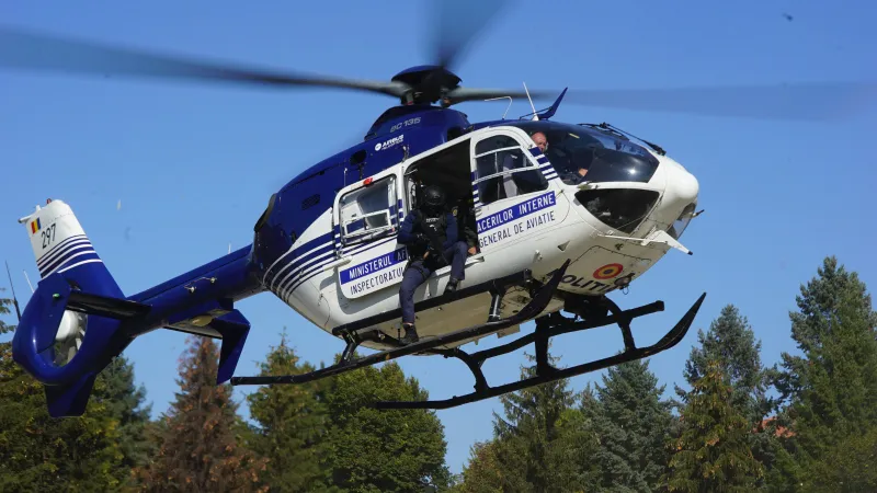 400 de radare, scoase de Poliție pe mai multe drumuri din țară. Traficul, monitorizat din elicopter - Foto: Facebook / IGAv (rol ilustrativ)