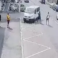 Microbuz atacat cu bâtele de șoferi pirați supărați că mașina transporta legal persoane Foto: captură video Youtube