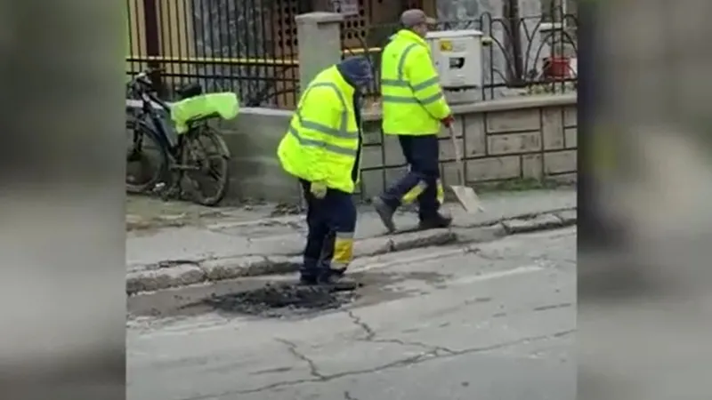 România unicat. La Târgu Jiu, muncitorii au tasat asfaltul cu piciorul. în locul tasatorului mecanic - Foto: captură video Facebook