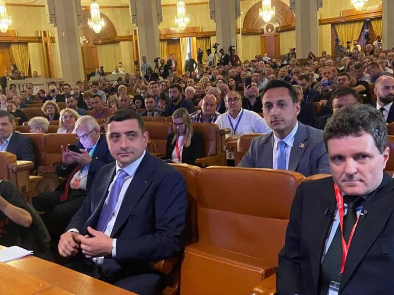 Nicușor Dan și George Simion, întâlnire la summit-ul BNS. Sunt unul lângă celălalt - Foto: Antena3CNN