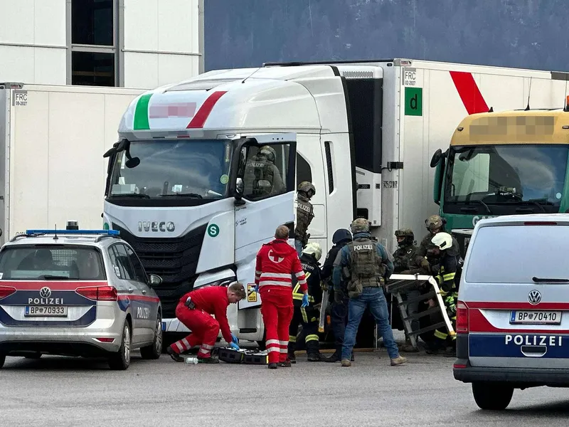 Un șofer român de TIR, scos cu trupele speciale din cabină Foto: tirol.orf.at