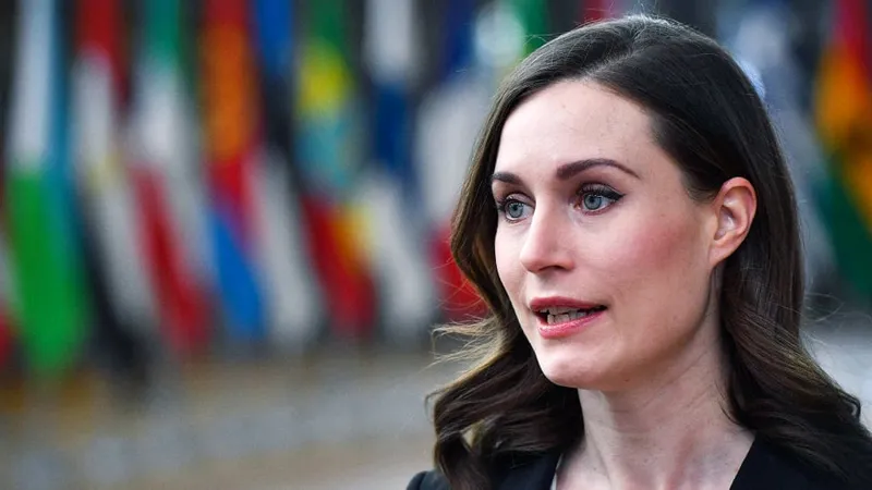 Premierul Finlandei, Sanna Marin, a anunțat că invadarea Ucrainei de către Rusia i-a adus pe finlandezi mai aproape ca oricând de NATO. / Foto: yle.fi