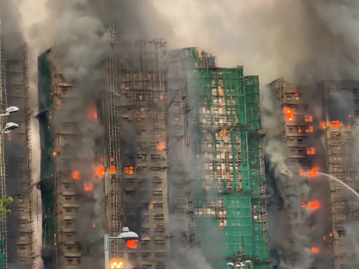 VIDEO Incendiu devastator la un complex rezidențial din Hong Kong. Patru persoane au murit