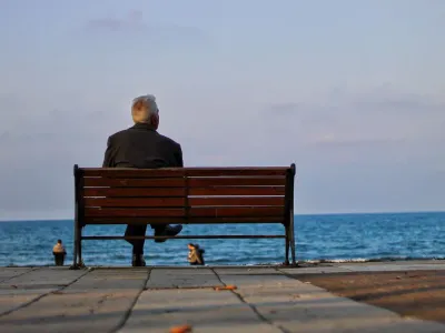 Singurătatea la pensie poate duce la depresie? Sfaturile psihoterapeutului pentru o bătrânețe mai fericită
